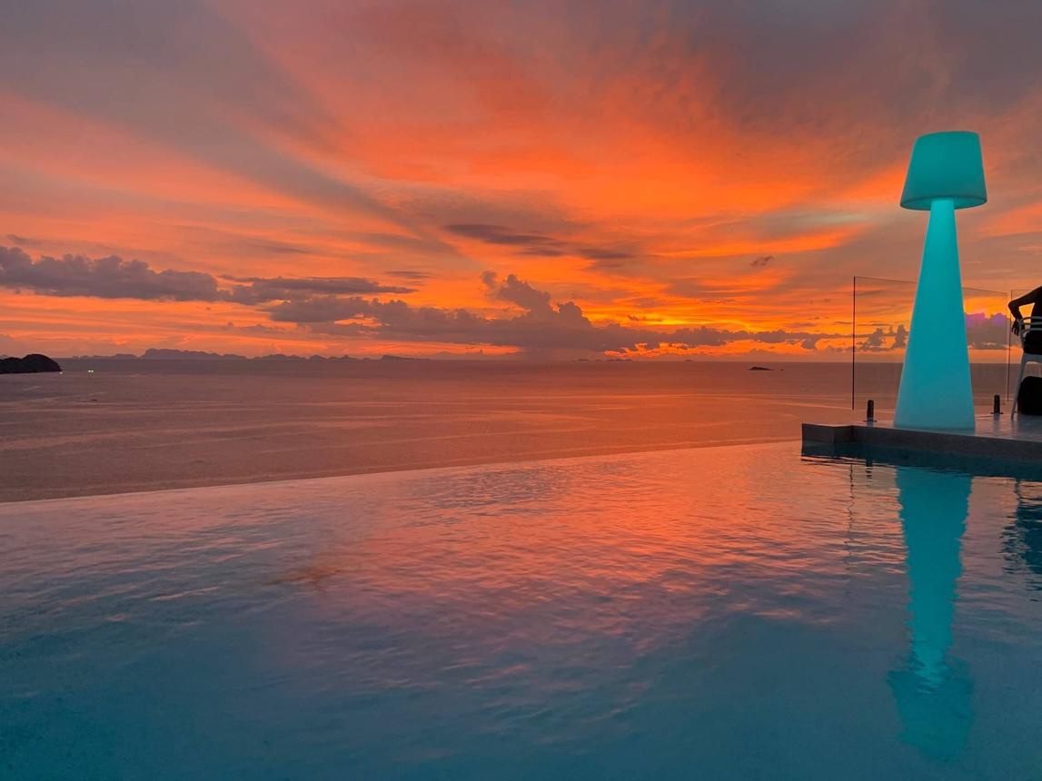 Infinity pool overlooking the sunset at Bluerama, Koh Phangan